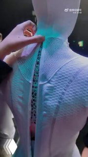 Крупный план задней части робота Iron: открытая конструкция «позвоночника» и стыки на шее, инженеры показывают внутреннюю структуру.