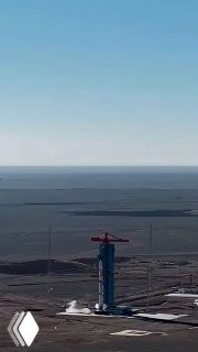 Вертикальный кадр стартовой установки и первой ступени ракеты Zhuque-3 компании Landspace на площадке испытаний; видно платформу и небо.