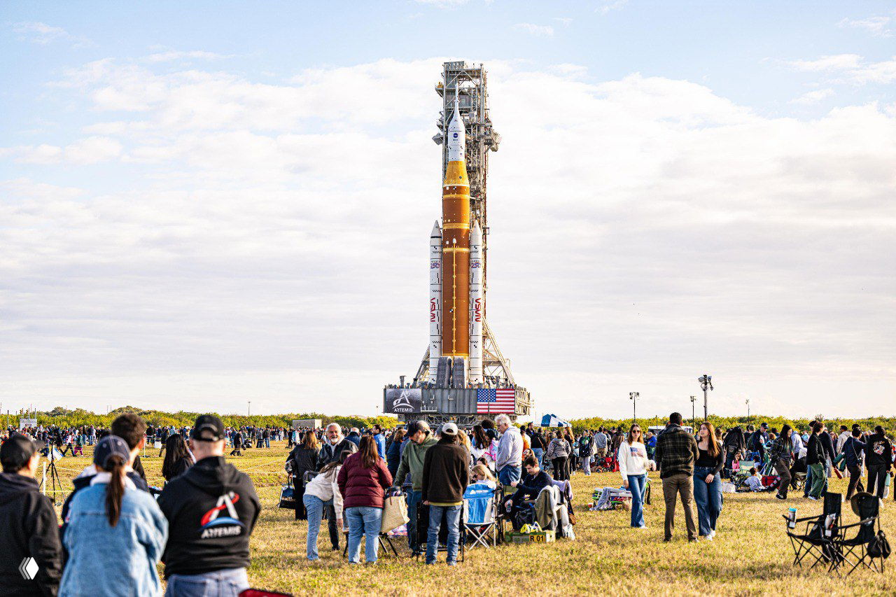 В США вывезли ракету SLS к старту миссии «Артемида‑2»