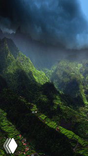 Панорамный вид Мадейры: крутые зелёные горы и террасы на фоне тёмных дождевых туч, обрывы уходят прямо в воды Атлантического океана.