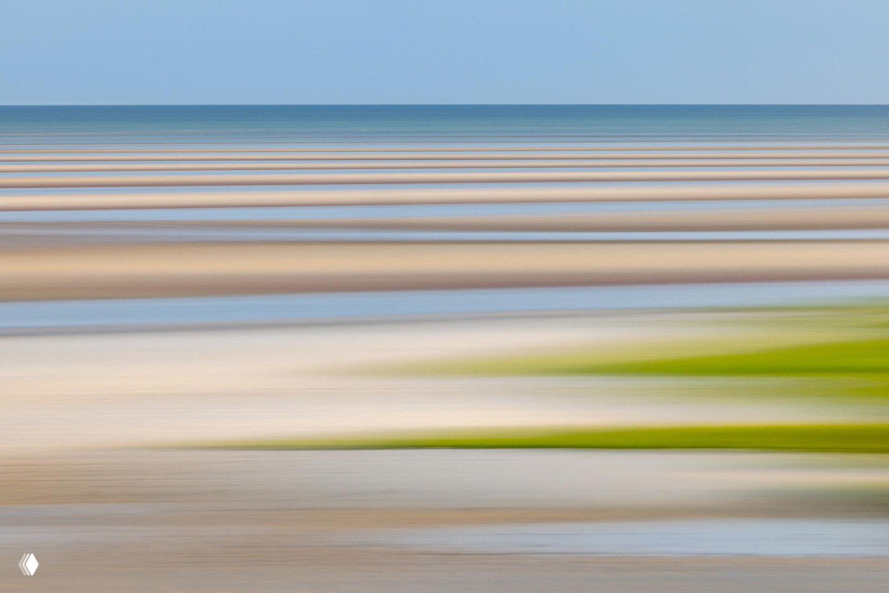 Абстрактный горизонтальный пейзаж моря и песчаных полос с размытием движения, минималистичная цветная композиция и мягкие линии.