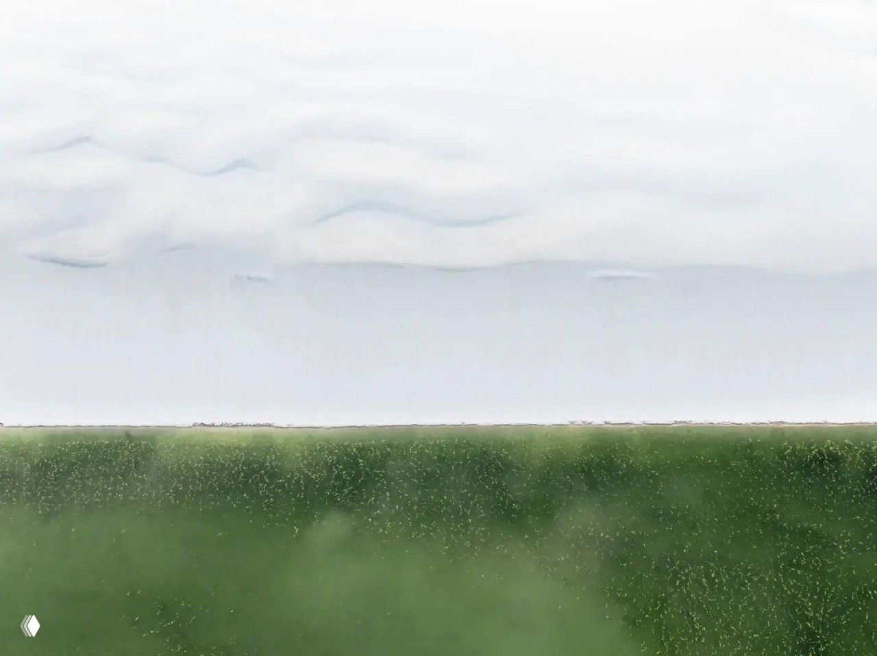 Минималистичный пейзаж: светлое небо с мягкими волнистыми облаками над ровной зелёной равниной, лёгкая туманная атмосфера и спокойная текстура поверхности.