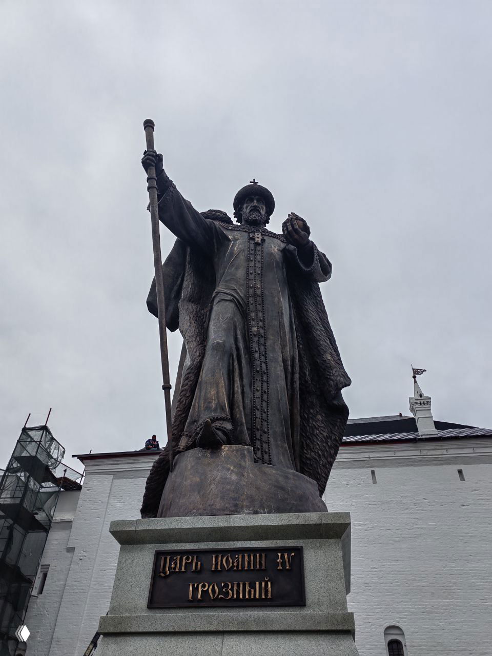 Девятиметровый бронзовый памятник Ивану Грозному у Вологодского кремля, снят снизу: царь в доспехах с крестом и мечом.