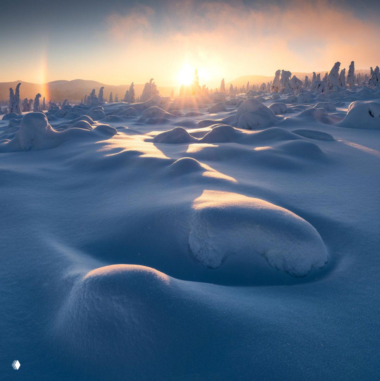 Зимний пейзаж на закате: сугробы и заснеженные деревья в мягком свете — фото Vojtech Schmidt, победитель номинации.