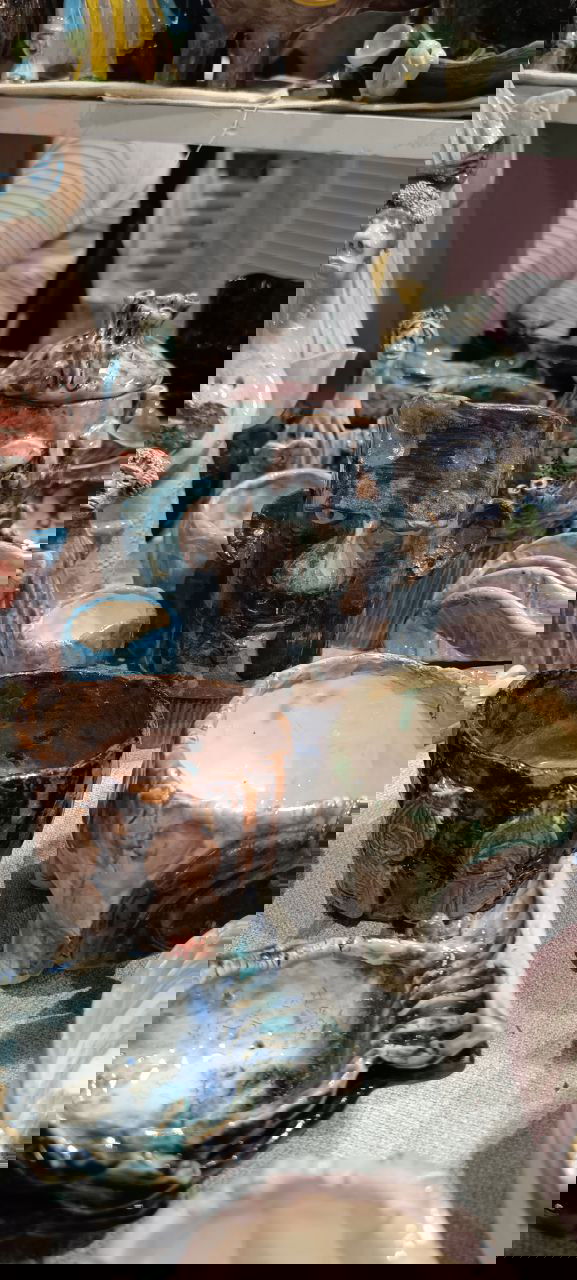 Ряд пластиковых и керамических кашпо рифлёной и гладкой фактуры разных цветов и размеров, выставленных в ряд на столе на мероприятии Green Market в Казани.