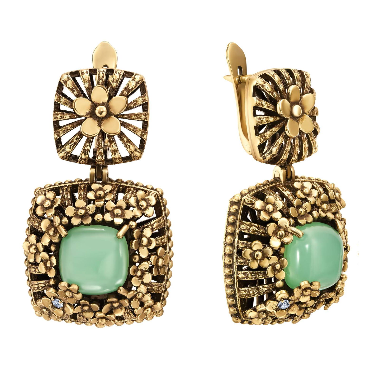 Крупный план серьги Giardino Floreale: цветочная золотистая окантовка вокруг мятной квадратной вставки, видна текстура металла и камня.