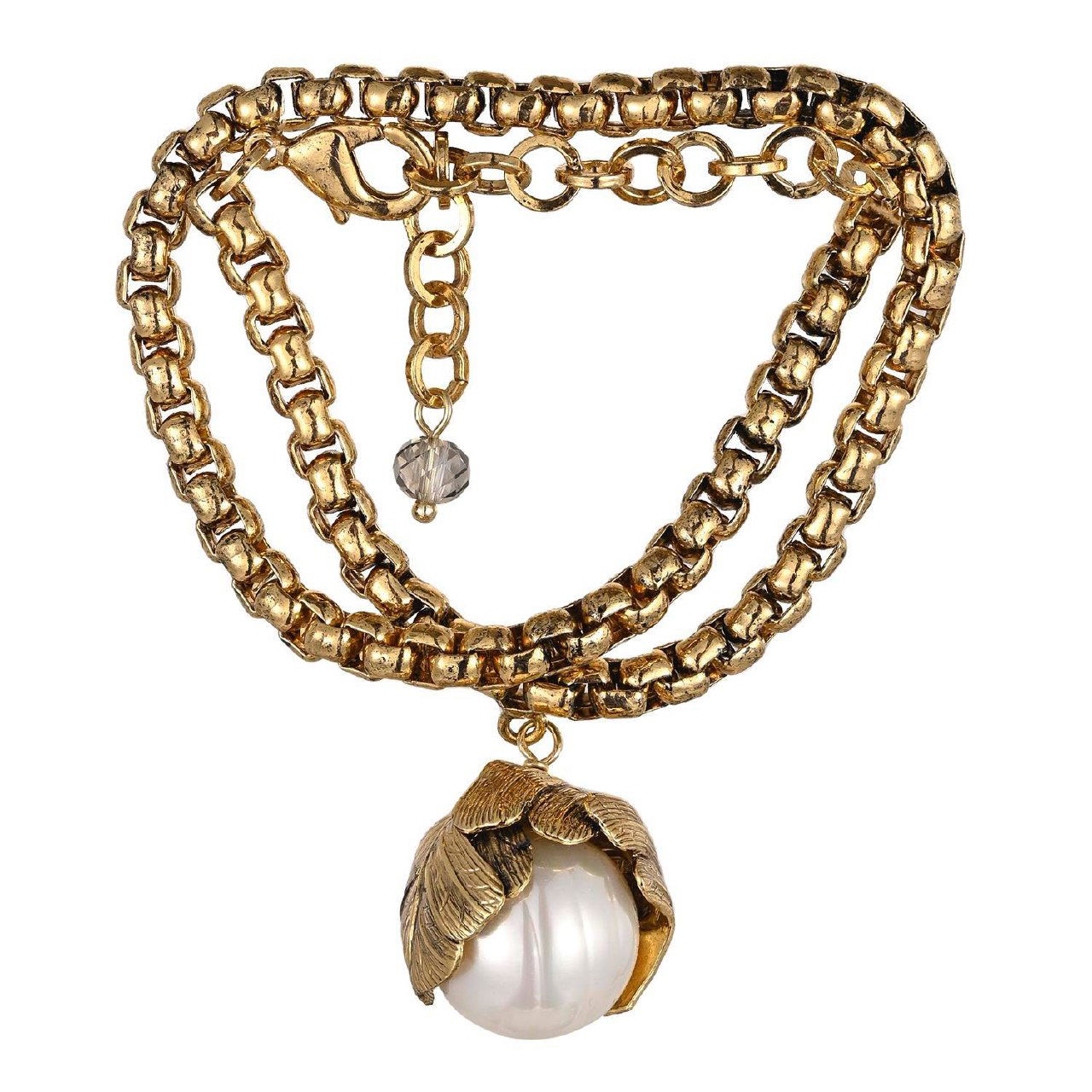 Крупный план золотистого браслета Claudio Canzian с текстурированной цепочкой и подвесной жемчужиной, студийная съёмка.