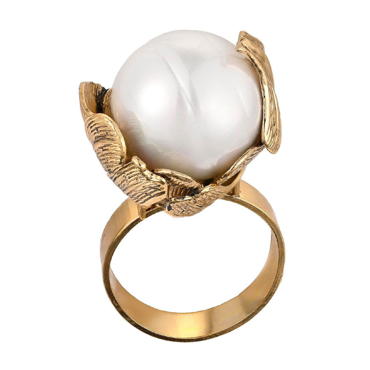 Кольцо Claudio Canzian: широкая золотистая шинка и большая белая жемчужина в оправе из листьев, фото на белом фоне.