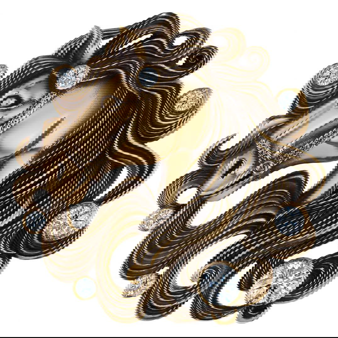 Декоративная брошь в виде головы лошади с эмалевым тоном и имитацией бриллиантов — детализированный орнамент в золотистом цвете.