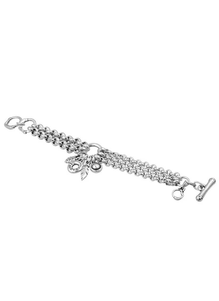 Фотография запястья в крупном плане с несколькими браслетами Ciclon, видны подвески и разная плотность звеньев в наборах украшений.