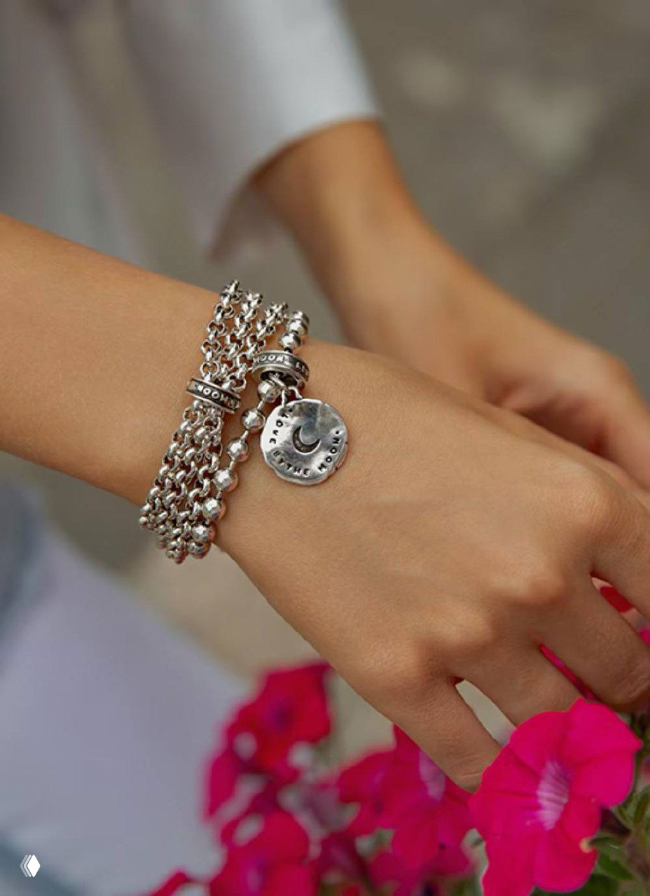 Детальное изображение серебристых браслетов Ciclon на светлом фоне, показаны разные типы звеньев и декоративных элементов у бренда.