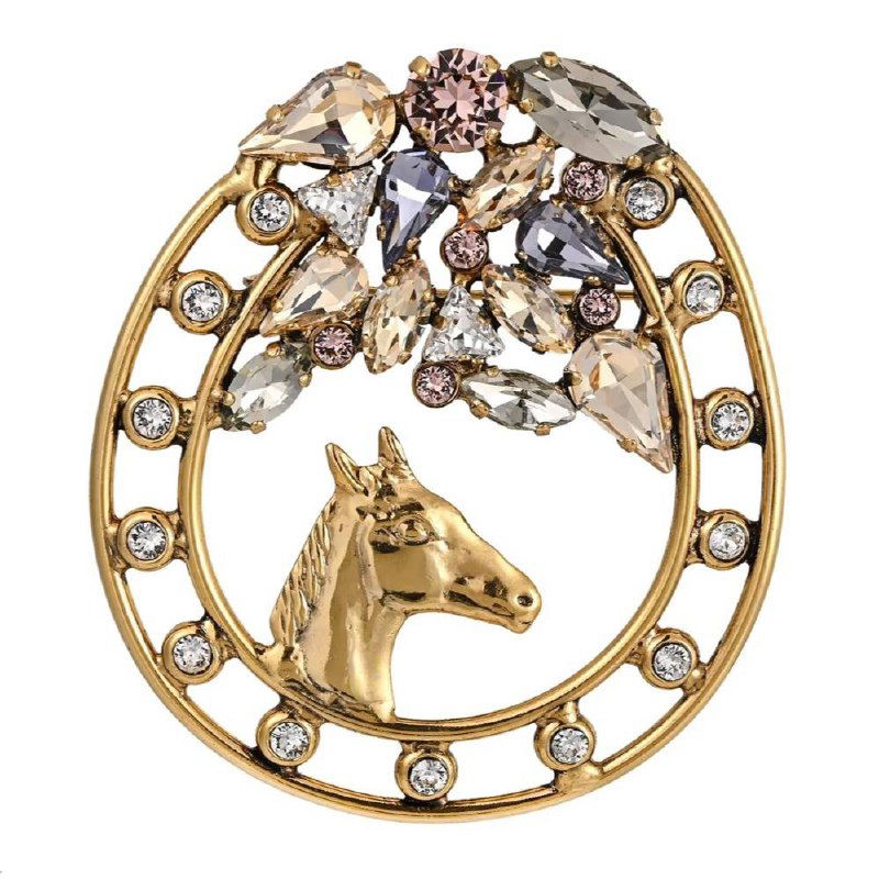 Ручная демонстрация крупной броши с прозрачными кристаллическими вставками на ладони, акцент на размере и огранке камней.