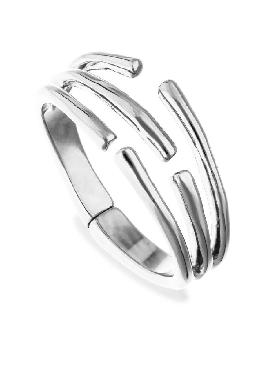 Детальная студийная съёмка серебристых колец и браслетов из коллекции ROOTS от UNOde50 на белом фоне; крупный план формы и блеска металла.