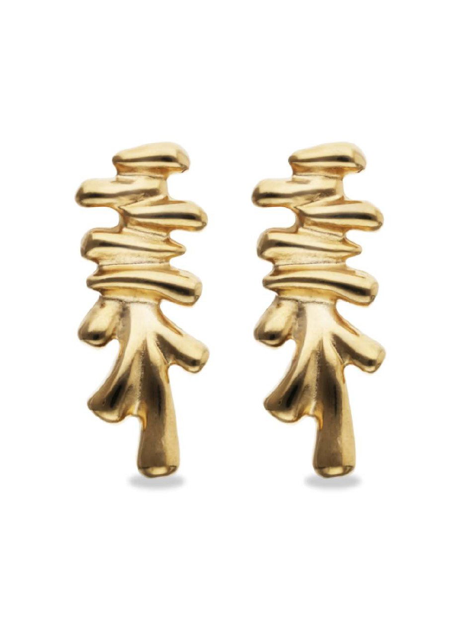 Студийный портрет женщины с кольцами и ожерельем из коллекции ROOTS от UNOde50; подчёркнута линия шеи и элегантность аксессуаров бренда.