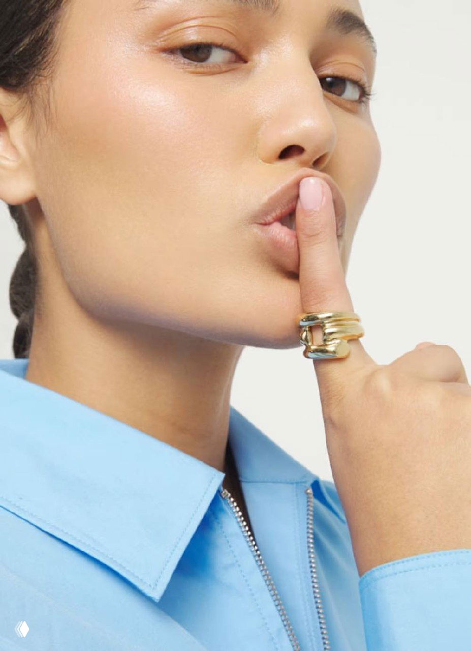 Детальные кадры дизайнерских элементов коллекции ROOTS от UNOde50: текстурные звенья и комбинированные металлические вставки в украшениях.