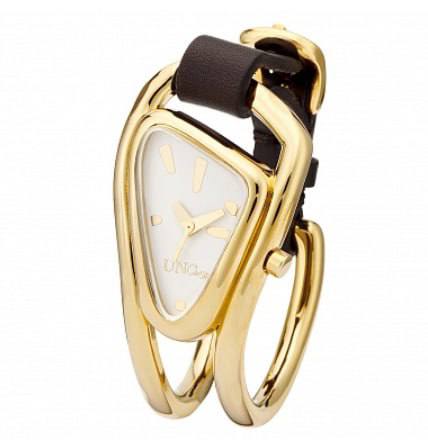 Крупный план золотистых часов UNOde50 (REL0140BLNMAR0U) с изогнутым корпусом и кожаным ремешком на белом фоне — фото товара для каталога.