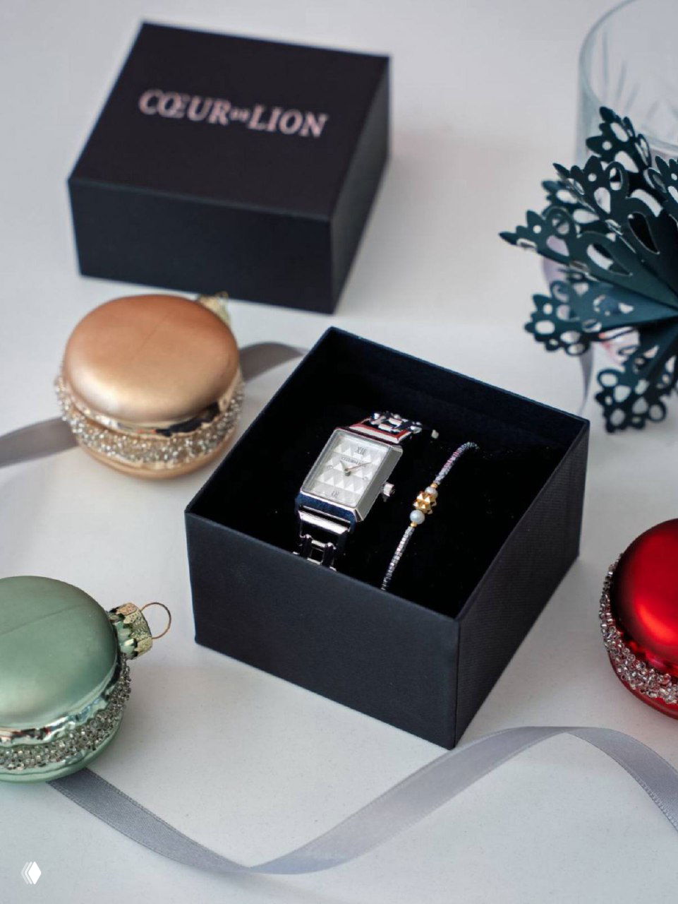 Стол с фирменной упаковкой Coeur de Lion: коробки, декоративные элементы и элегантная подача подарков для праздничного сезона.