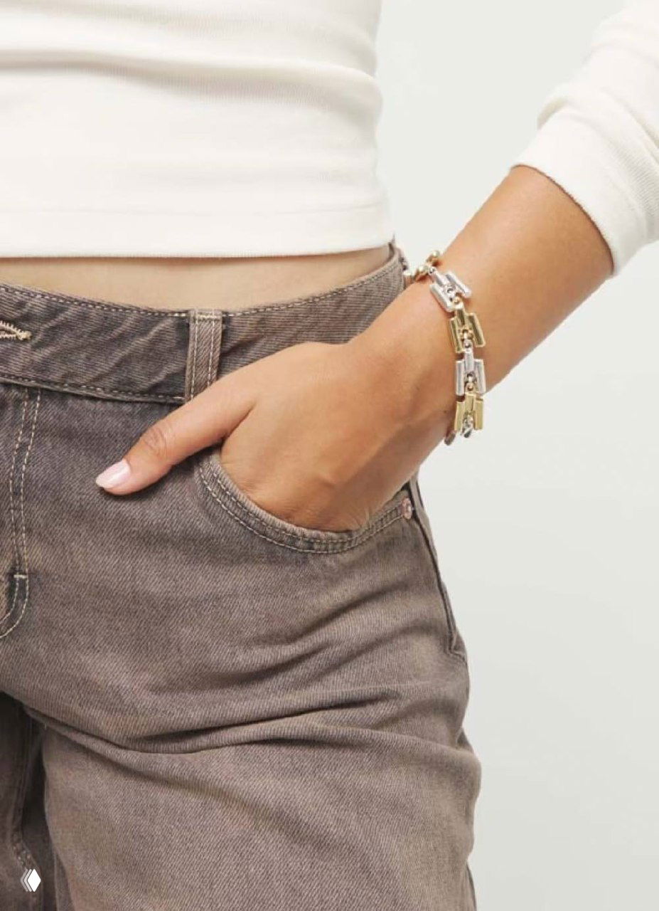 Крупный план замков и звеньев цепочек коллекции ROOTS от UNOde50 с золотистыми и серебристыми акцентами, подчёркивающими качество фурнитуры.