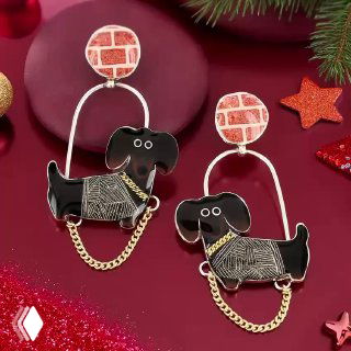 Серьги TARATATA в форме таксы: чёрная эмаль, декоративная золотистая цепочка и кристаллы на праздничном бордовом фоне.