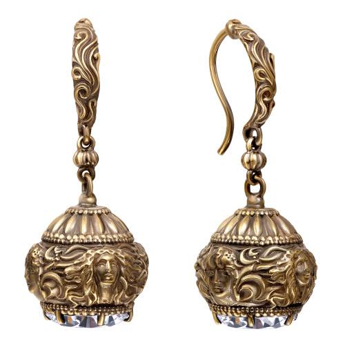 Фронтальный вид висячих серьг из коллекции с позолоченной поверхностью, мелкой резьбой и кристаллическими вставками, демонстрация дизайна.