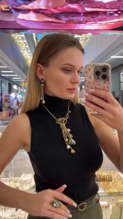 Зеркальное селфи с эффектным золотым ожерельем и несколькими украшениями на руке из коллекции Claudio Canzian в интерьере бутика Rosone.