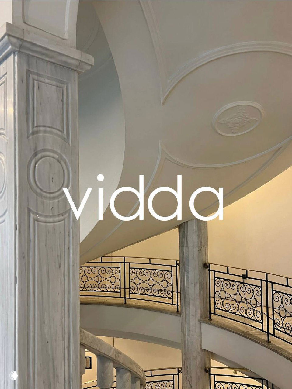 Товарное изображение ожерелья Magna с квадратным дымчатым кристаллом в оправе, крупный план на подвес и звено цепи.