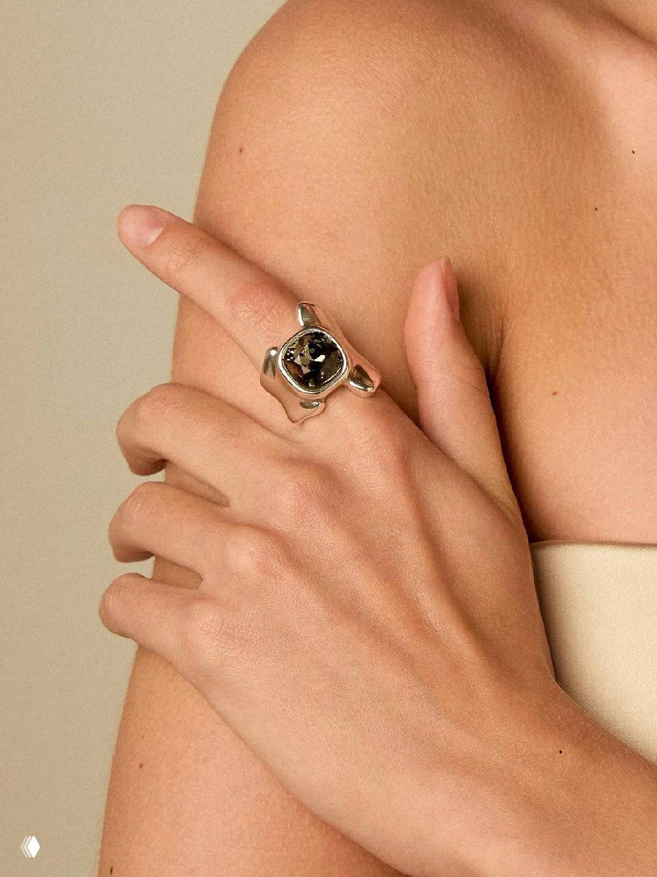 Фотосъёмка модели в образе с украшениями Magna: колье с подвесом и кольца, интерьерный студийный кадр рекламной кампании.