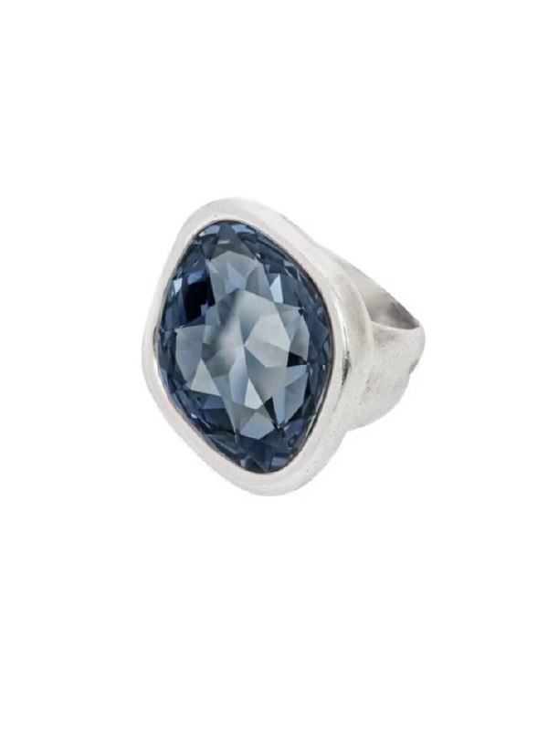 Крупный план руки и груди модели в украшениях Magna — демонстрация дизайна кольца и посадки украшений на коже.