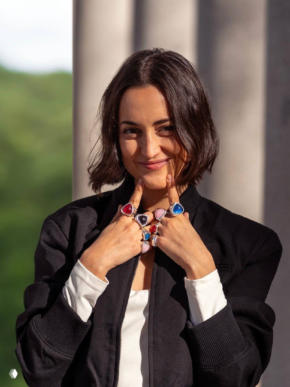 Арт‑фото рук в украшениях с цифровыми артефактами и цветными пятнами; изображение стилизовано и частично искажено.