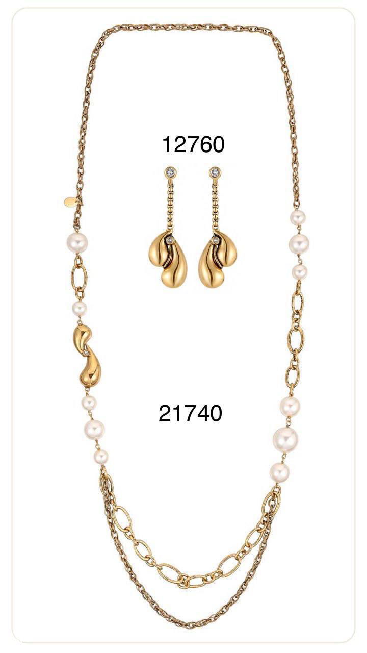 Длинное многослойное ожерелье Claudio Canzian с жемчужными вставками и комплектные короткие серьги, фотография каталога на белом фоне.