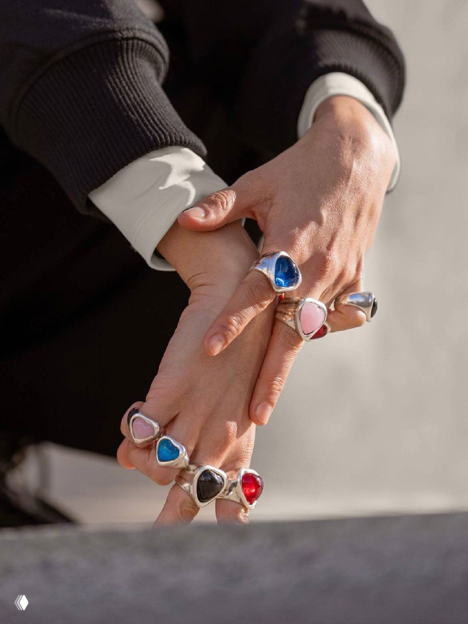 Экспериментальный коллаж‑кадр с наложенными изображениями рук и украшений, очевидны глитчи и визуальные искажения.