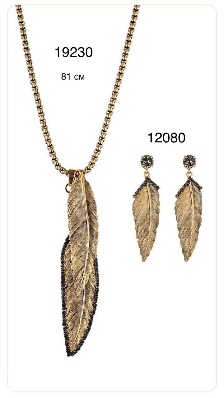 Ожерелье с подвеской в виде перьев и подходящие серьги Claudio Canzian; крупный план подвески и текстуры металла на белом фоне.