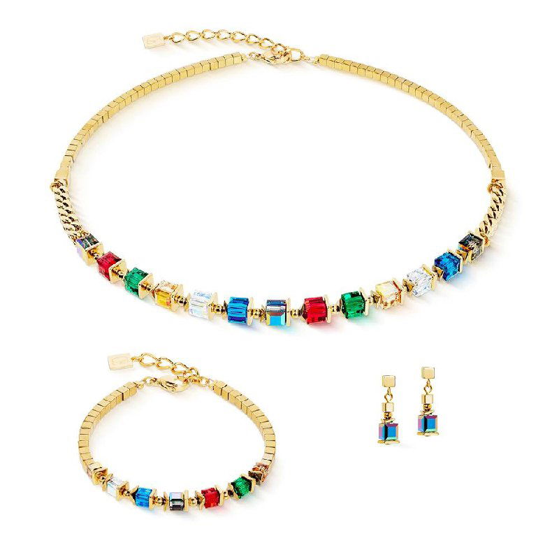 Несколько вариантов тонких ожерелий и браслетов на белом фоне: сочетание кубических бусин и мелких звеньев в разных цветах, вид в коллаже.