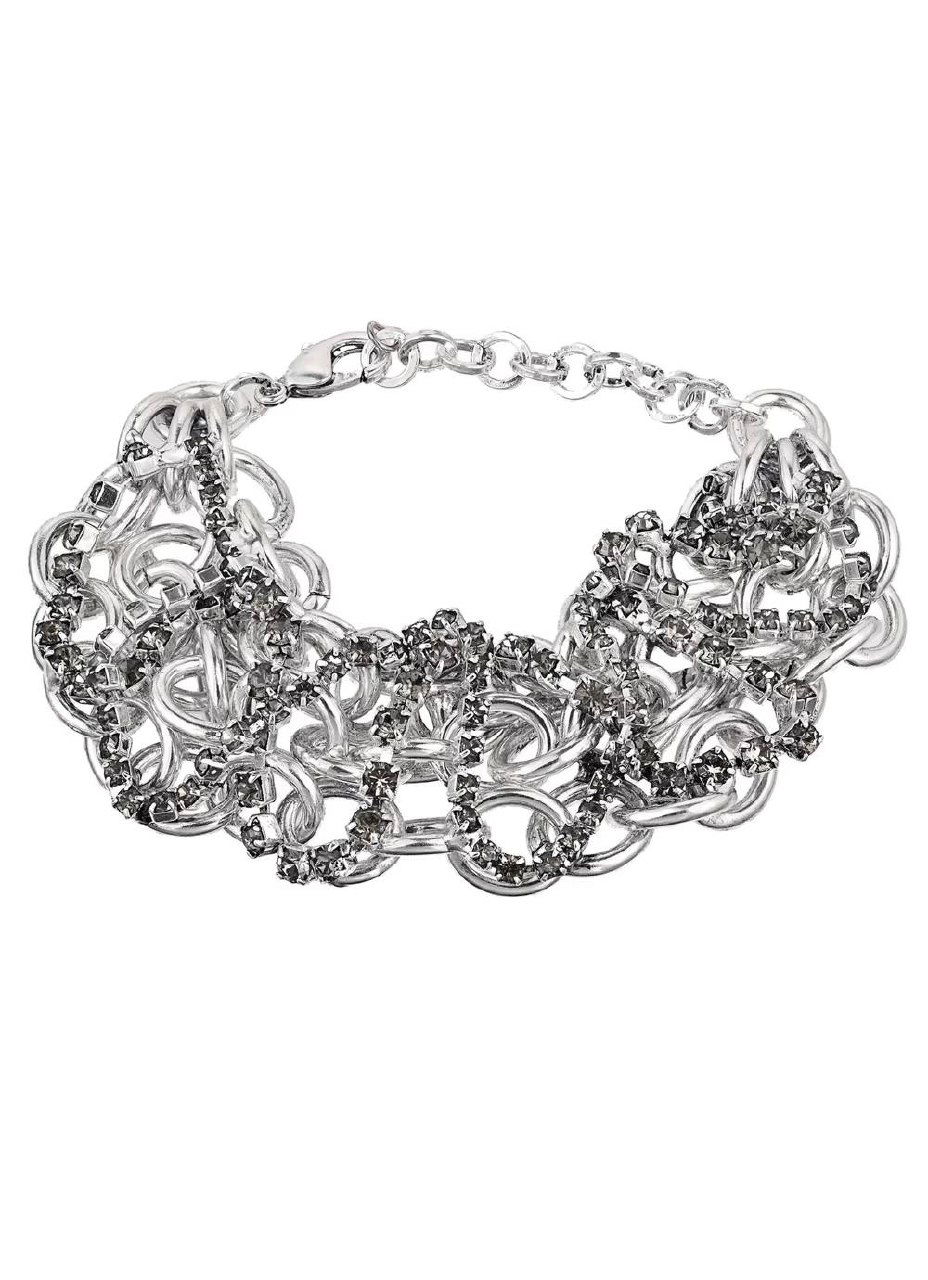 Детальный кадр нескольких серебристых цепочек и украшений Claudio Canzian, акцент на структуру звеньев и блеск металла крупным планом.