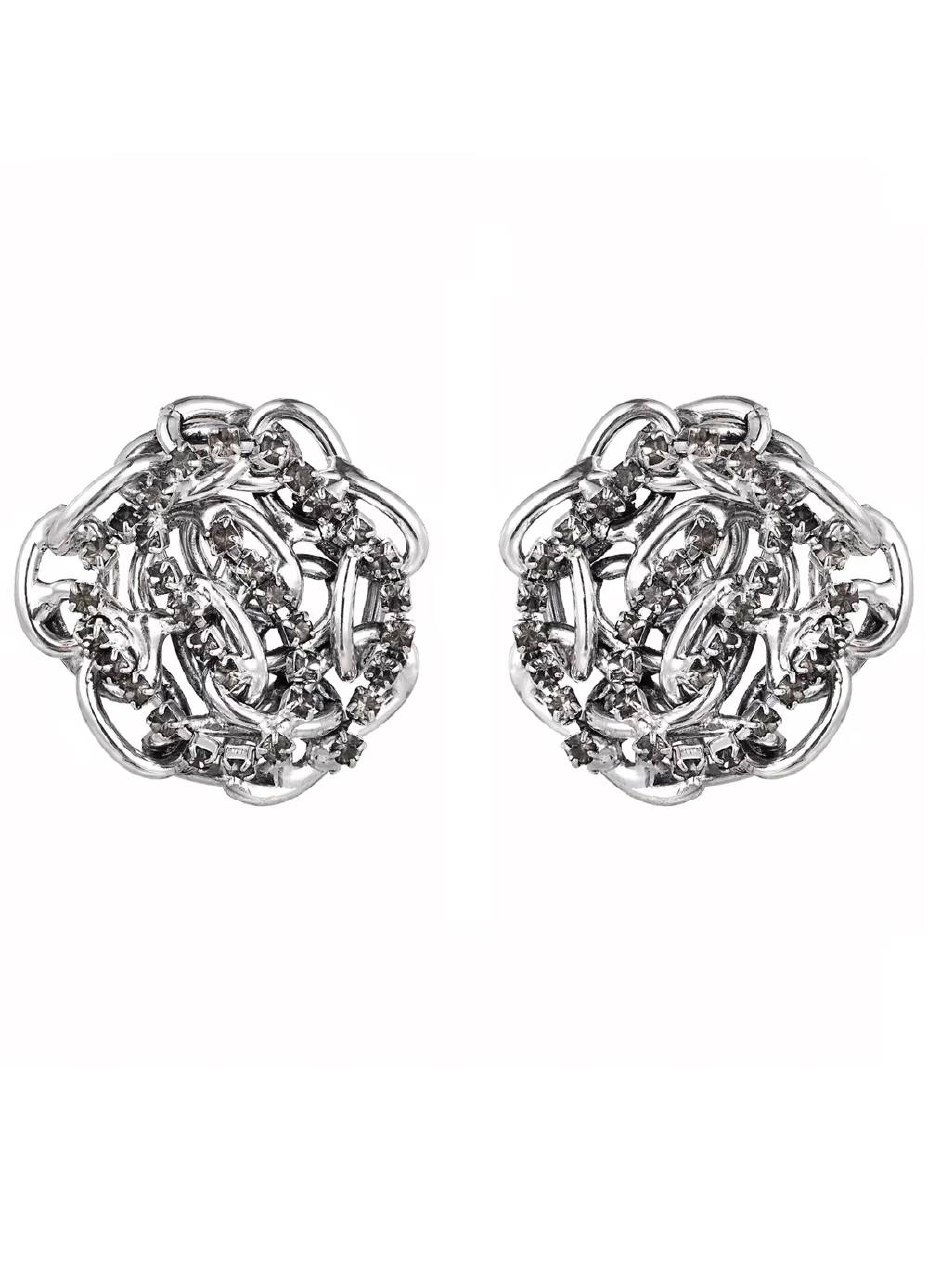 Ряд декоративных серебристых элементов и подвесов Claudio Canzian на белом фоне, показаны формы и декор изделий крупным планом.