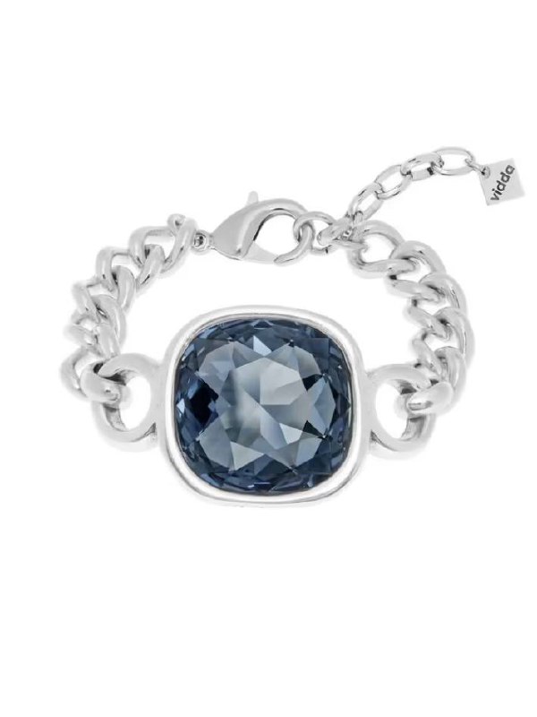 Фрагмент цепочки и кулона Magna на светлом фоне с видимыми цифровыми искажениями; акцент на фактуре металла и форме подвеса, артефакты кадра