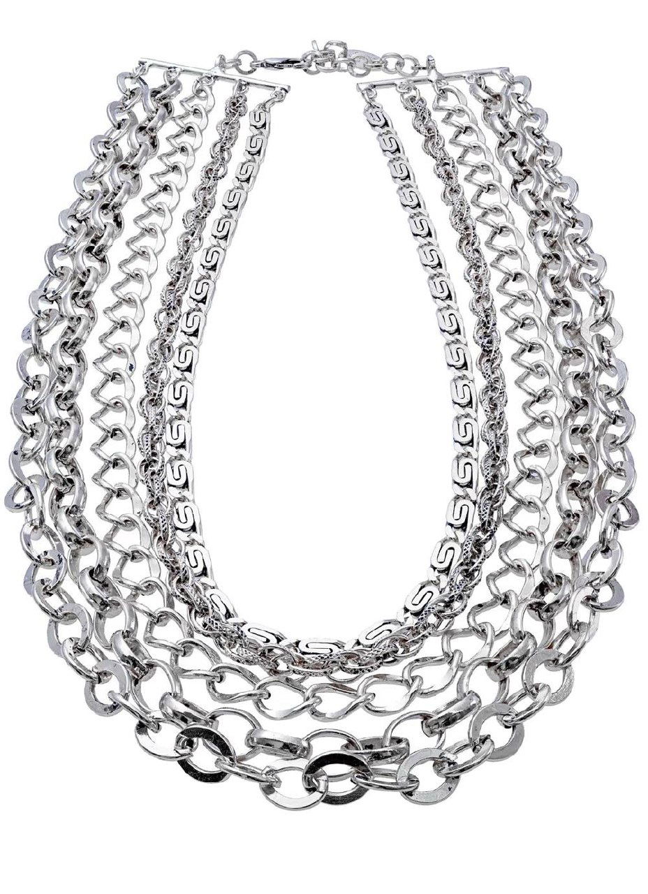 Несколько вариантов серебристых цепочек Claudio Canzian, крупный план на разнообразие звеньев и отделку изделий, снимок демонстрирует ассортимент.