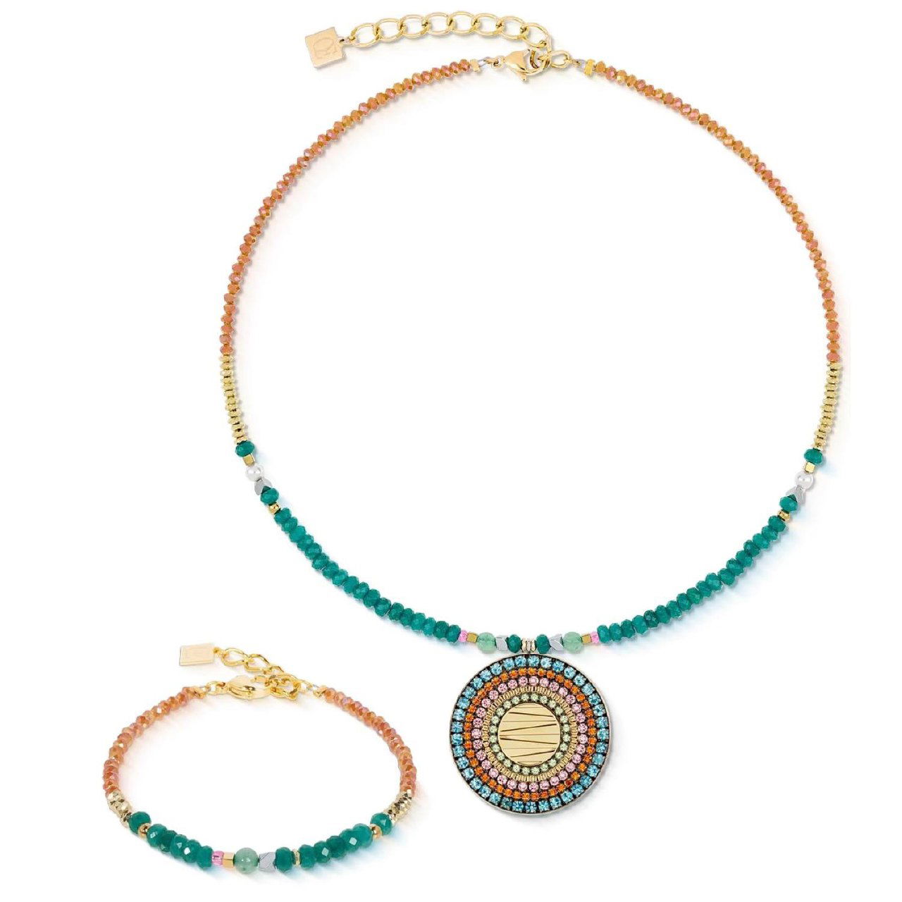 Ожерелье и браслет с зелёными кубическими вставками и золотыми звеньями: вид набора Coeur de Lion в крупном плане, белый фон.