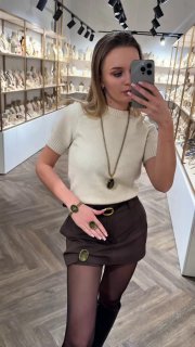 Полноразмерное фото в зеркале: модель демонстрирует как украшения Filigrana смотрятся на образе — кольца, подвеска и цепочки в магазине Rosone.