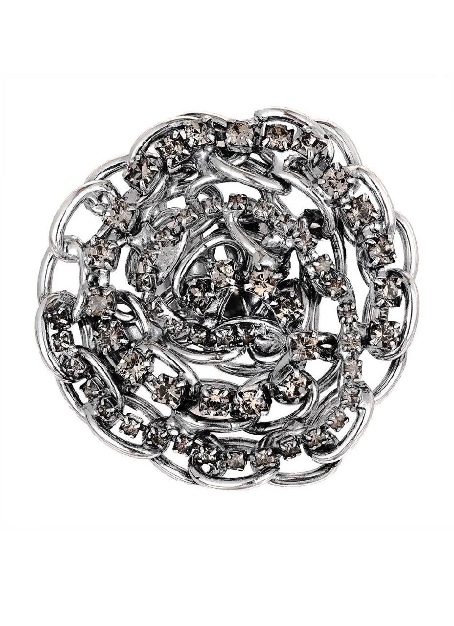 Крупные кадры декоративных серебристых элементов и инкрустаций в украшениях Claudio Canzian, акцент на блеск и орнаментальные детали металла.