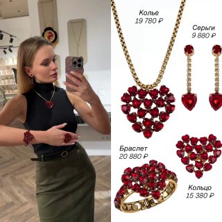 Коллаж с моделью в темном топе, демонстрирующей комплект с красными камнями; справа — крупные фото комплекта: сердцевидное колье, серьги и браслет с ценами.