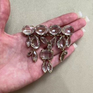 Ещё один ракурс украшений: золотистые и серебристые цепи и декоративные элементы на светлом фоне, подчёркивающие отделку изделий.