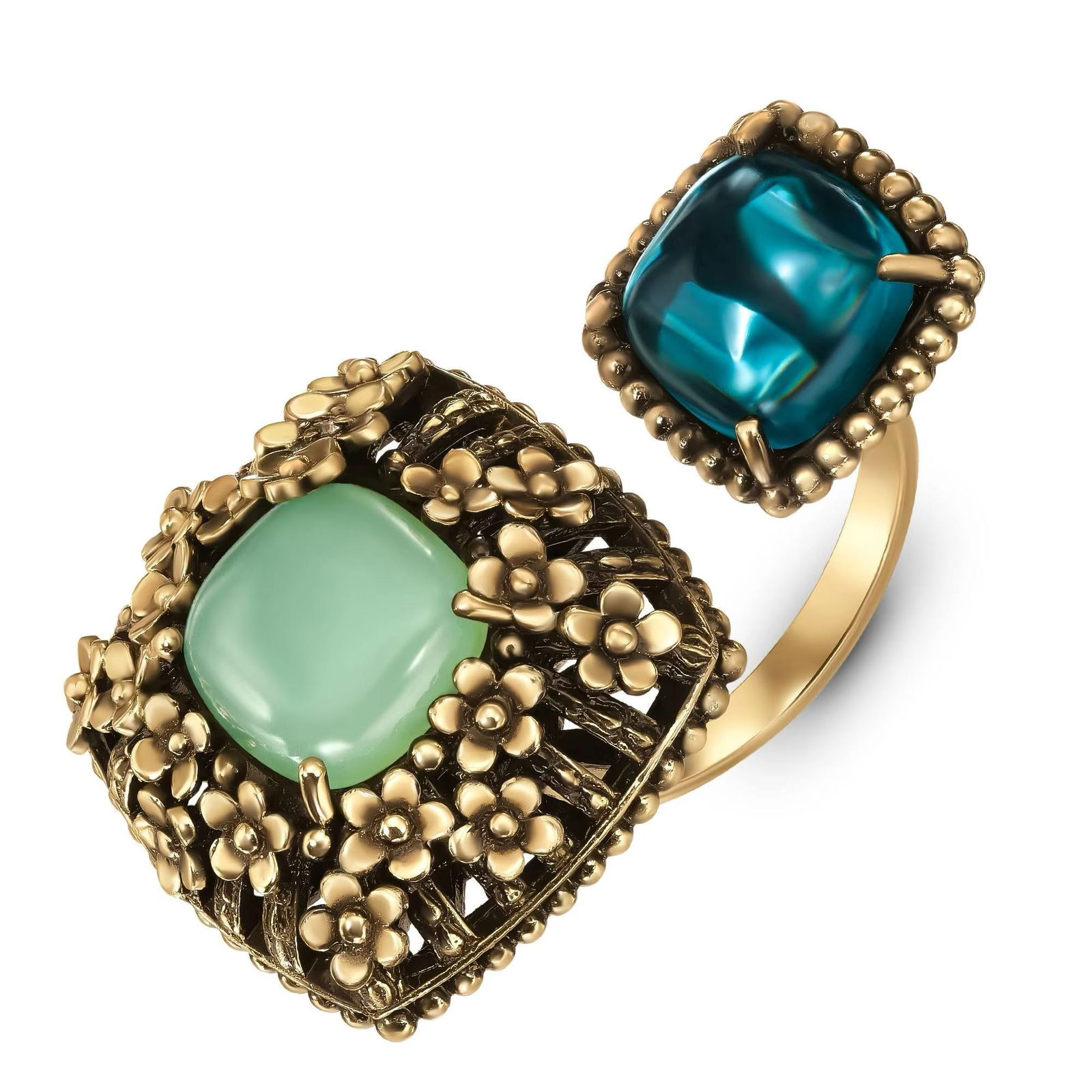 Макро-крупный план кольца Giardino Floreale: мятная и синяя вставки в винтажной золотистой оправе с детскими цветочными элементами и текстурой металла.