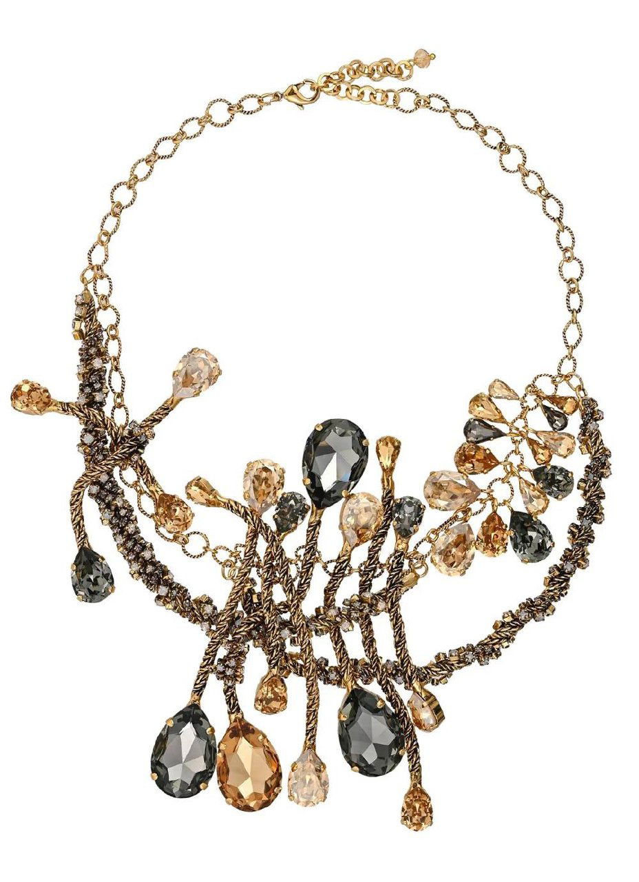 Художественный фрагмент множества цепочек и тонких подвесок — акцент на текстуре металла и декоративных деталях на светлом фоне