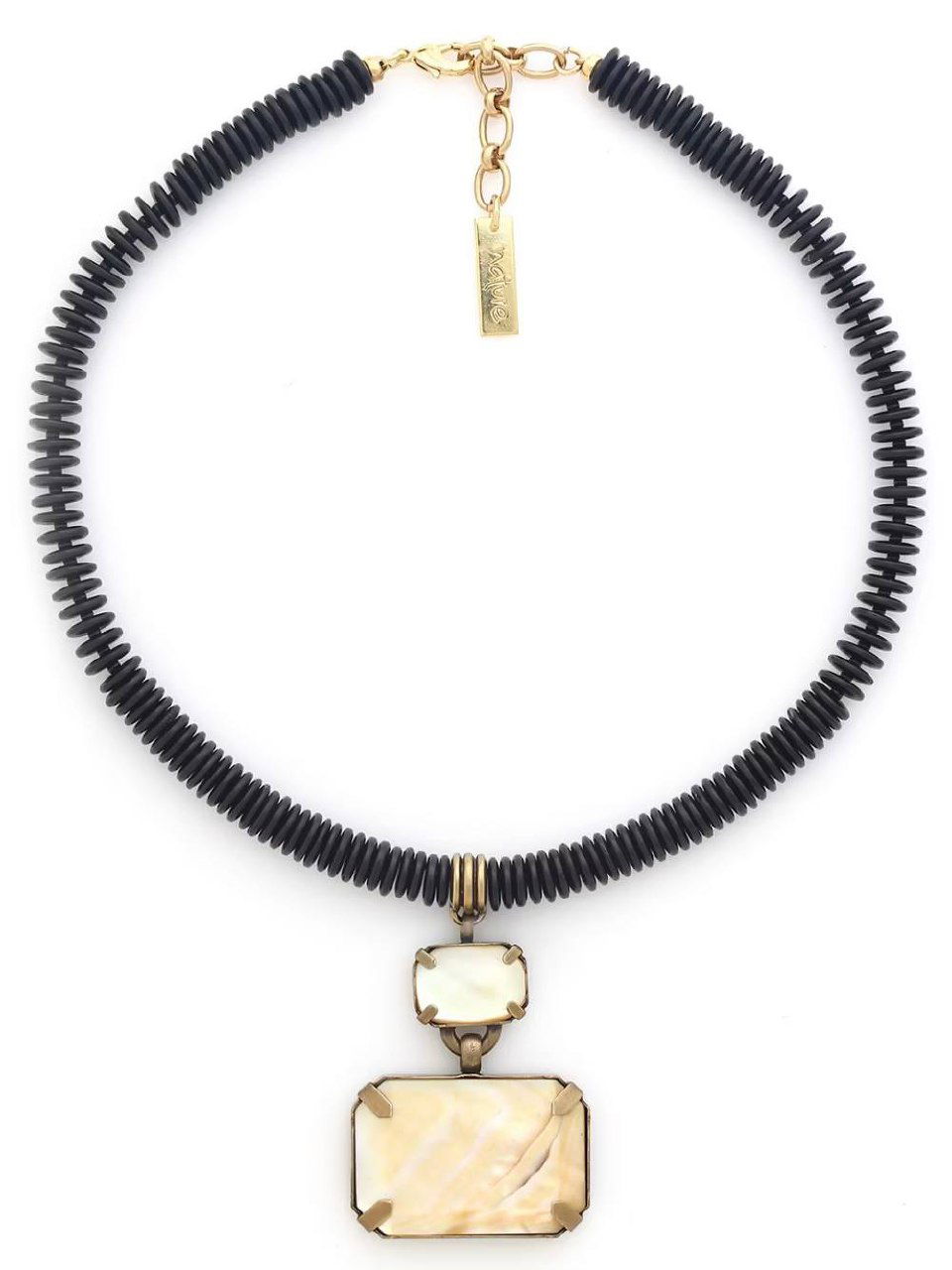 Композиционное фото тонких цепочек и миниатюрного кулона на белом фоне — минималистичный стиль, внимание к геометрии звеньев и чистоте формы украшения.