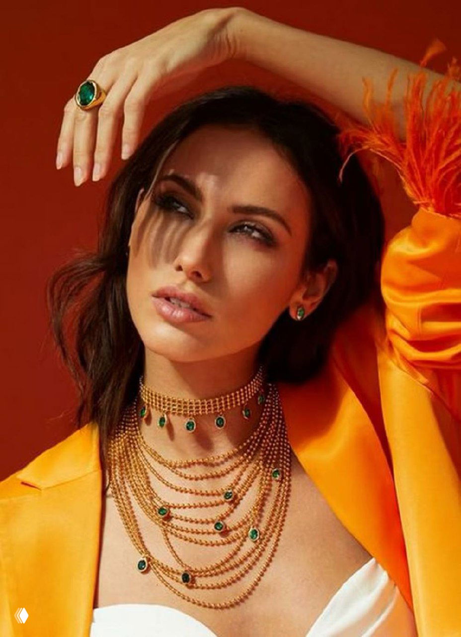 Глитч‑артовая обработка фотографии модели с колье: цветовые искажения, вид на шею и украшение в красно‑оранжевой гамме