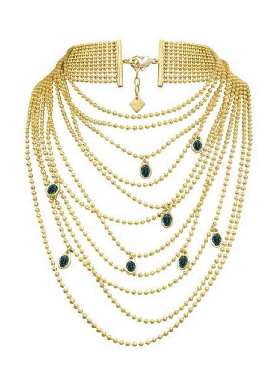 Студийное изображение многослойных цепочек и подвесок — сложный узор из мелких звеньев и блёсток на белом фоне