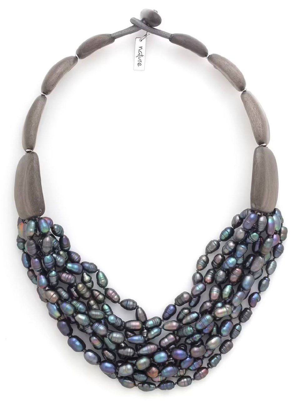 Крупный план браслета и кулона с овальным камнем в коричневых и золотистых тонах на фоне тёмной одежды — демонстрация финишной отделки и вставок камня.