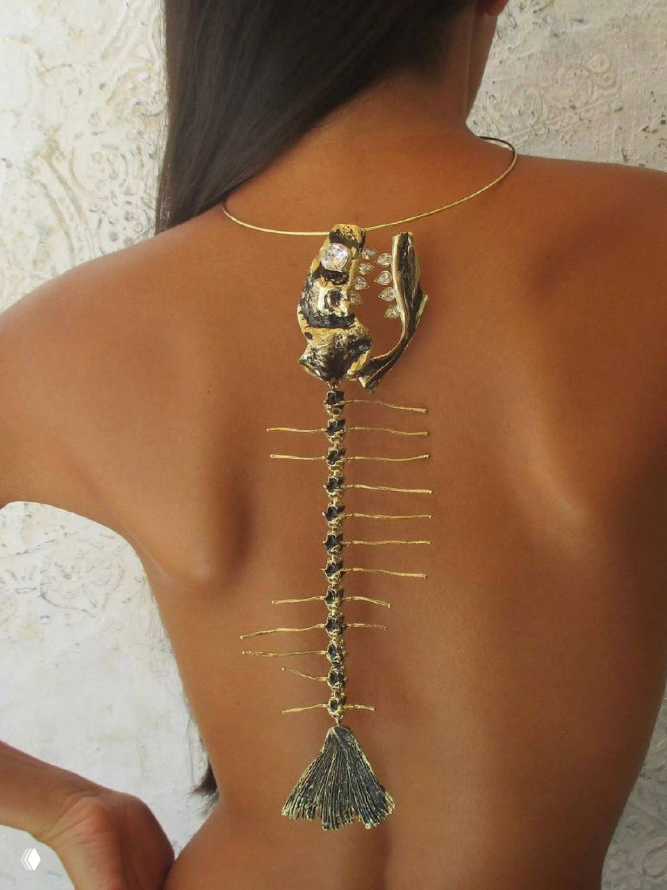 Модель в многослойном ожерелье из тёмных жемчужин; вид на лицо и плечо, подчёркнута естественная красивая съёмка и дизайн украшения для утончённого образа.