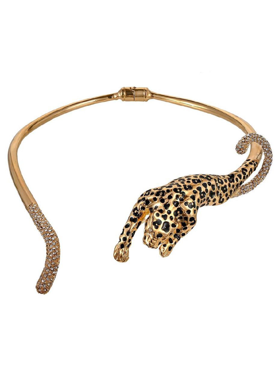 Красное эмалевое сердце‑подвеска на массивной золотой цепи: крупный план украшения с блёстками и эмалью, студийный белый фон